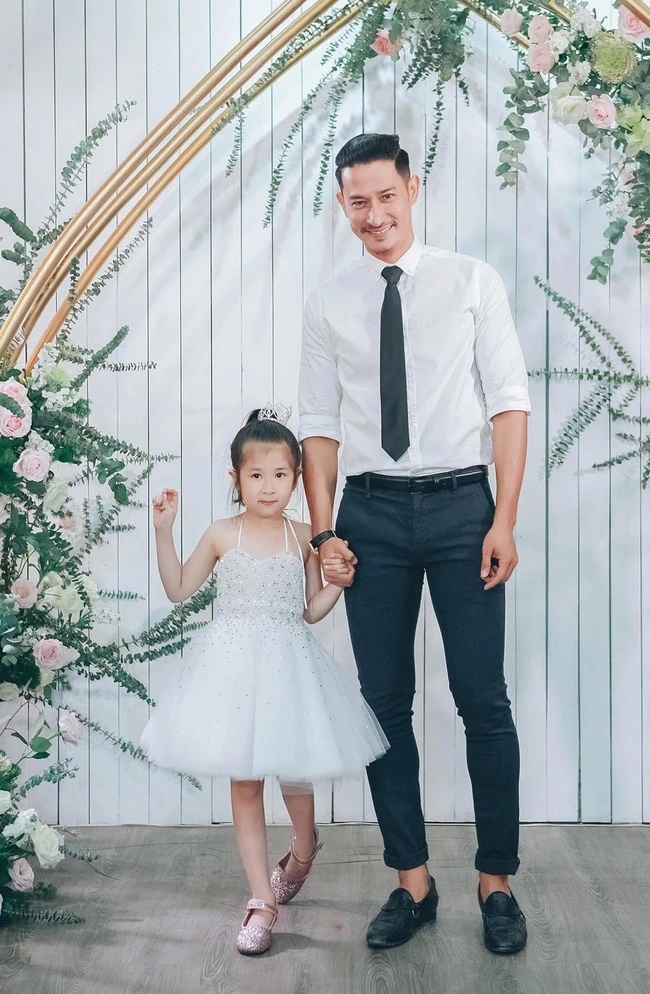 Từng bị chê chưa ngoan nhưng con gái của Huy Khánh càng lớn càng hiểu chuyện: Chỉ lộ 1 chi tiết đủ biết được bố mẹ dạy khéo-1