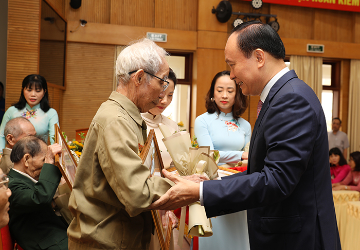 Phó Bí thư Thành ủy, Chủ tịch HĐND Thành phố Nguyễn Ngọc Tuấn trao Huy hiệu Đảng tại quận Hoàn Kiếm-2