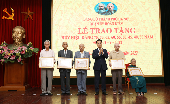 Phó Bí thư Thành ủy, Chủ tịch HĐND Thành phố Nguyễn Ngọc Tuấn trao Huy hiệu Đảng tại quận Hoàn Kiếm-4