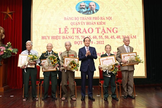 Phó Bí thư Thành ủy, Chủ tịch HĐND Thành phố Nguyễn Ngọc Tuấn trao Huy hiệu Đảng tại quận Hoàn Kiếm