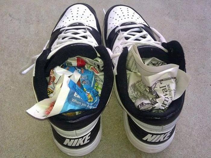 Bỏ tờ báo cũ vào trong giày: Tưởng ngớ ngẩn hóa ra nhận được lợi ích bất ngờ-1