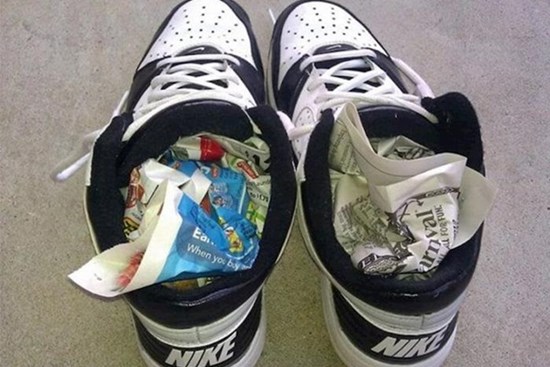 Bỏ tờ báo cũ vào trong giày: Tưởng ngớ ngẩn hóa ra nhận được lợi ích bất ngờ