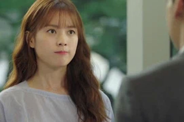 Đưa con gái về nhà mẹ chồng ở quê, đến bữa không thấy con đâu, lúc đi gọi về tôi tức mình lật tung bàn ăn-1