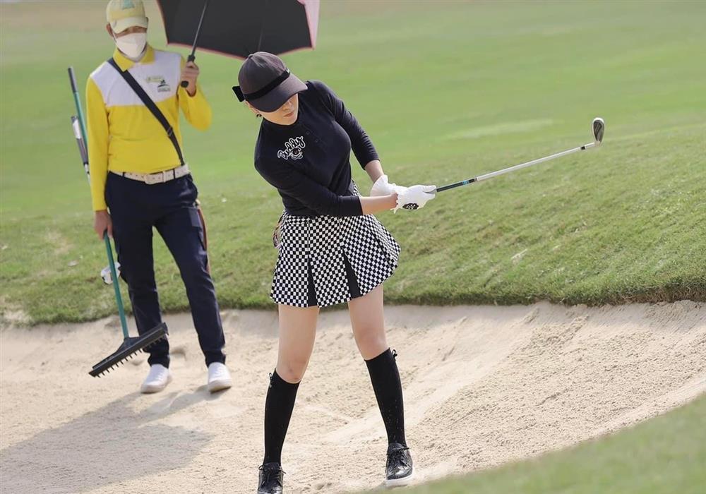 Phương Oanh lên đồ xịn sò chơi golf chẳng kém dàn Hoa hậu-8