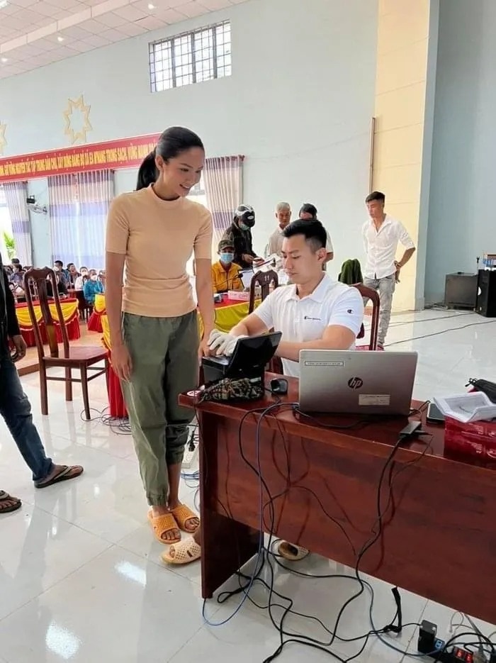 Từ hoa hậu quốc dân đến làm gì cũng gây thị phi: Chuyện gì đang xảy ra với HHen Niê?-5