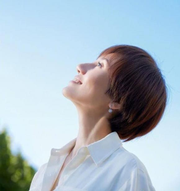 Phụ nữ nên cố gắng đừng để tóc dài ở độ tuổi 40 và 50, hãy thử 3 kiểu tóc này, khí chất và giảm tuổi tác-1