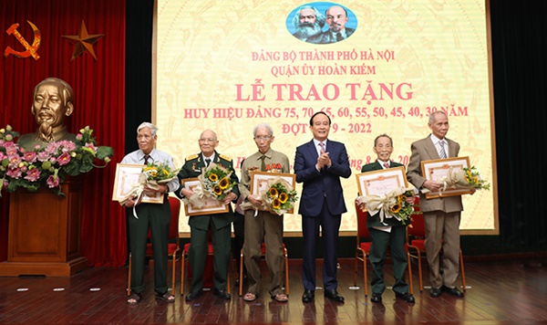 Phó Bí thư Thành ủy, Chủ tịch HĐND Thành phố Nguyễn Ngọc Tuấn trao Huy hiệu Đảng tại quận Hoàn Kiếm-1