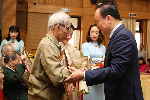 Phó Bí thư Thành ủy, Chủ tịch HĐND Thành phố Nguyễn Ngọc Tuấn trao Huy hiệu Đảng tại quận Hoàn Kiếm-2