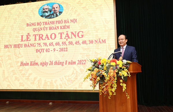 Phó Bí thư Thành ủy, Chủ tịch HĐND Thành phố Nguyễn Ngọc Tuấn trao Huy hiệu Đảng tại quận Hoàn Kiếm-3
