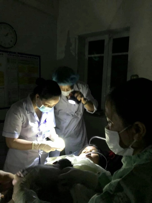 Rọi đèn đỡ đẻ cho sản phụ sinh 3 trong đêm mất điện-1
