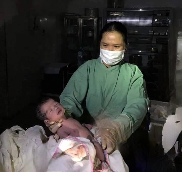 Rọi đèn đỡ đẻ cho sản phụ sinh 3 trong đêm mất điện-2