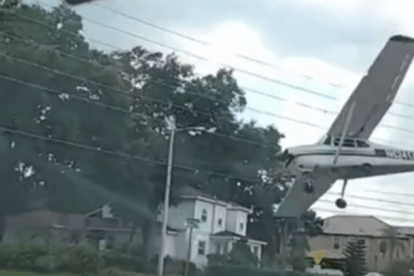 Máy bay lao xuống đường cao tốc, nhân chứng hét lên kinh hãi