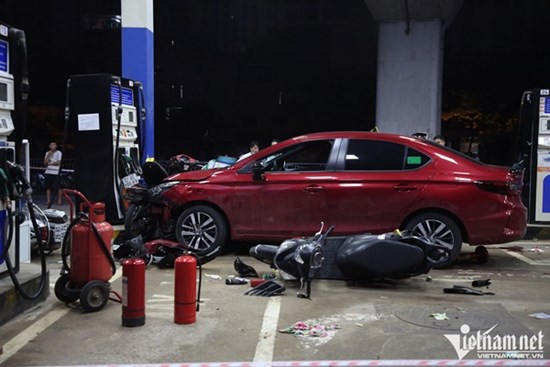 Bắt tạm giam tài xế uống bia tông 8 người bị thương trên đường Láng