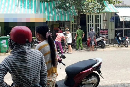 Nam thanh niên chạy ra đường hô hoán bạn gái chung phòng đã chết