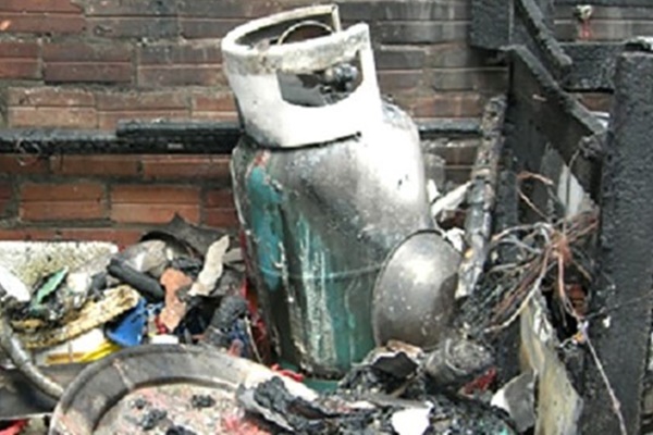 Con gái đốt nhà mẹ, 4 người bị bỏng-2