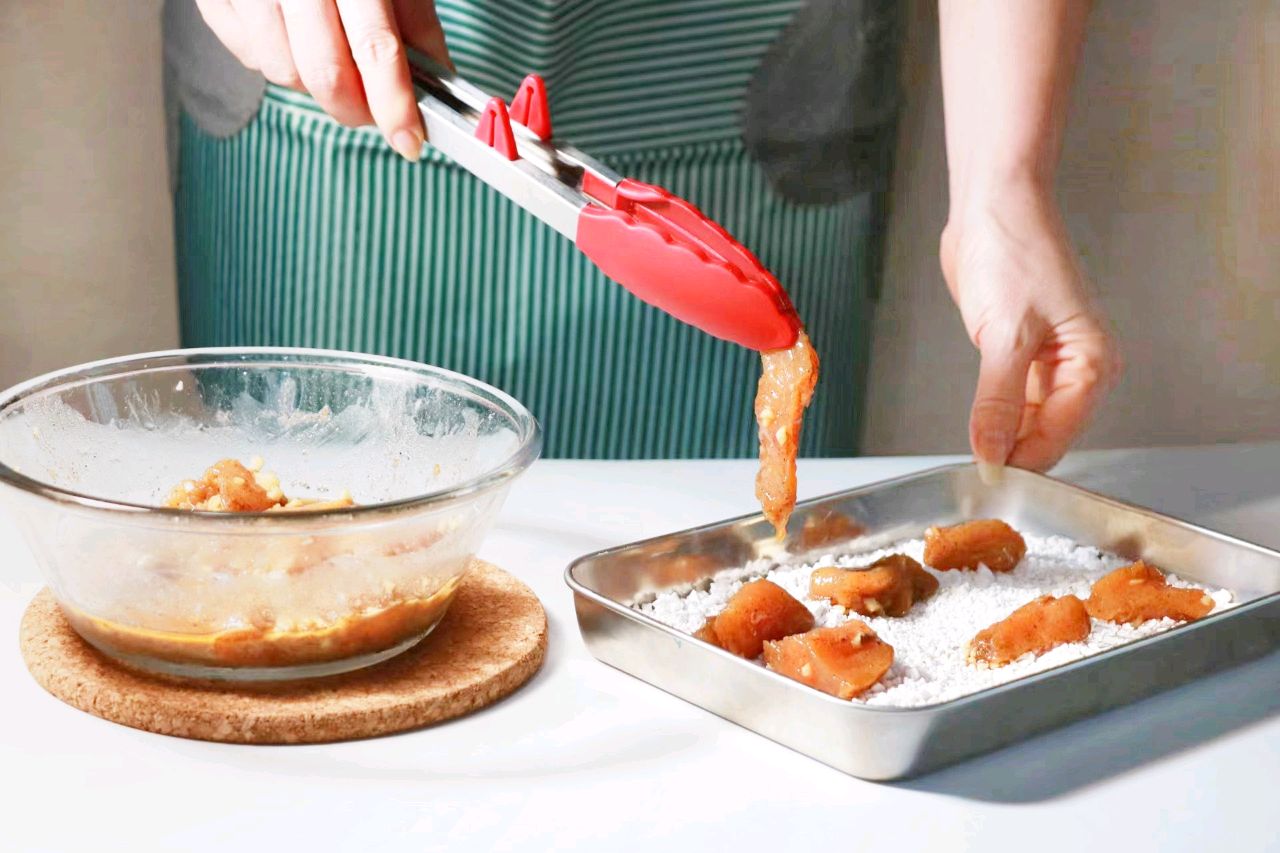 Vẫn là gà chiên, nhưng thêm loại lá quen thuộc này vào thì thơm ngon hơn hẳn-6