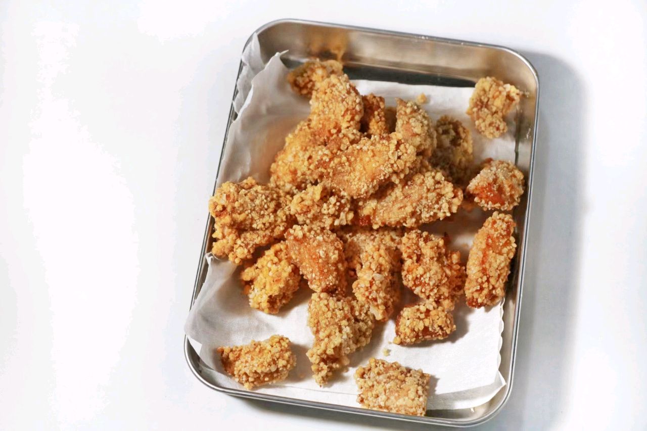 Vẫn là gà chiên, nhưng thêm loại lá quen thuộc này vào thì thơm ngon hơn hẳn-7