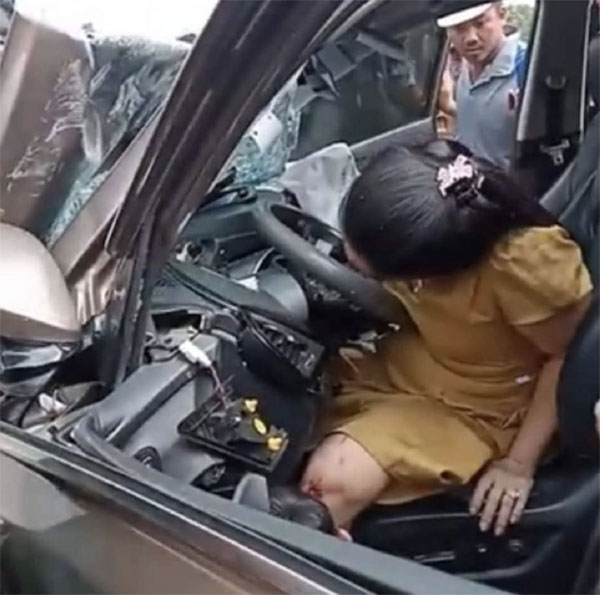 Nữ tài xế mắc kẹt trong ghế lái ôtô sau cú va chạm với xe tải-3