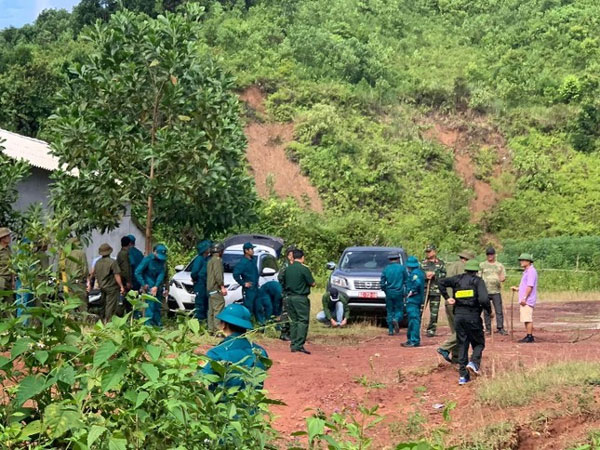 Huy động hàng trăm người truy tìm gã con rể chém cả gia đình nhà vợ-1