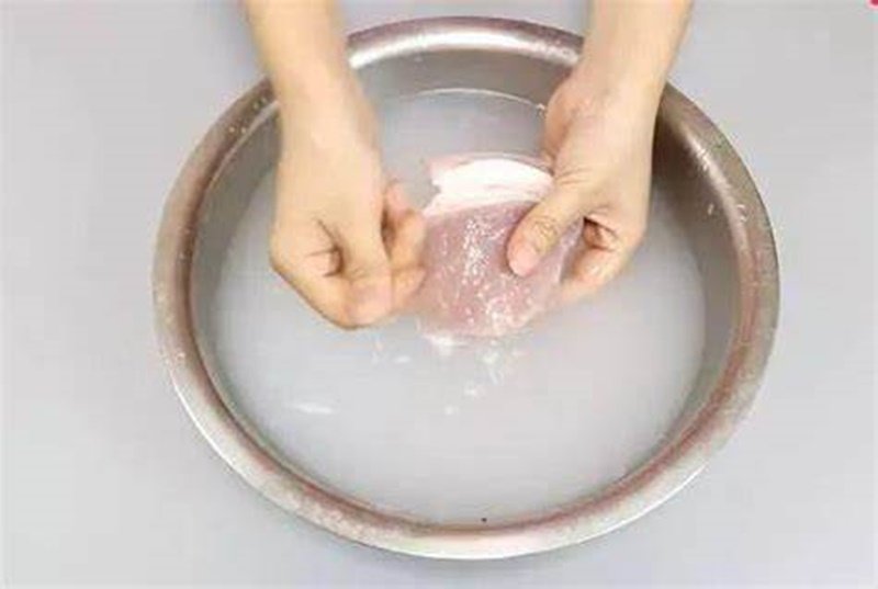 Rửa thịt lợn dùng nước lã là sai: Đây mới là loại nước giúp thịt sạch khuẩn, hết hôi, còn nguyên chất dinh dưỡng-1