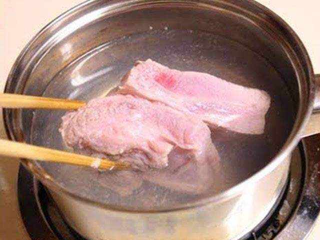 Rửa thịt lợn dùng nước lã là sai: Đây mới là loại nước giúp thịt sạch khuẩn, hết hôi, còn nguyên chất dinh dưỡng-4