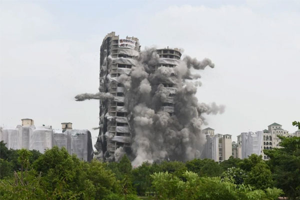 Ấn Độ đánh sập tòa tháp đôi cao 100 m bị xây trái phép-1