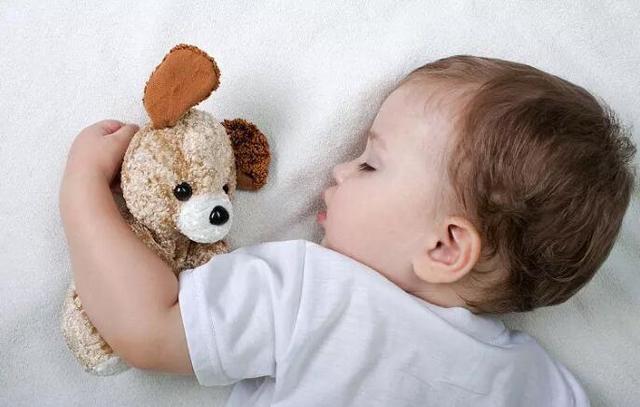 Tại sao trẻ dễ thương nhưng lớn lên lại càng xấu đi? Có thể khi bé đang ngủ cha mẹ đã bỏ qua 4 vấn đề này-4