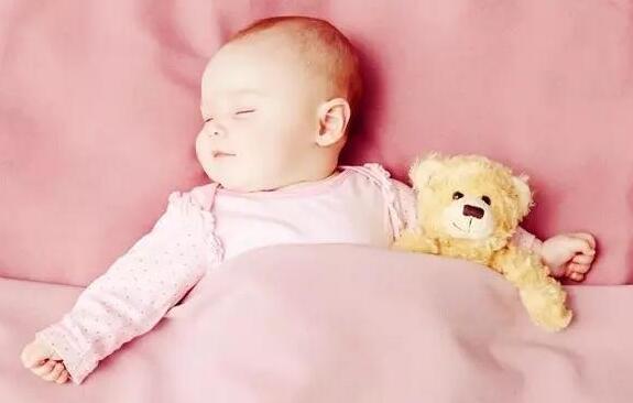 Tại sao trẻ dễ thương nhưng lớn lên lại càng xấu đi? Có thể khi bé đang ngủ cha mẹ đã bỏ qua 4 vấn đề này-1