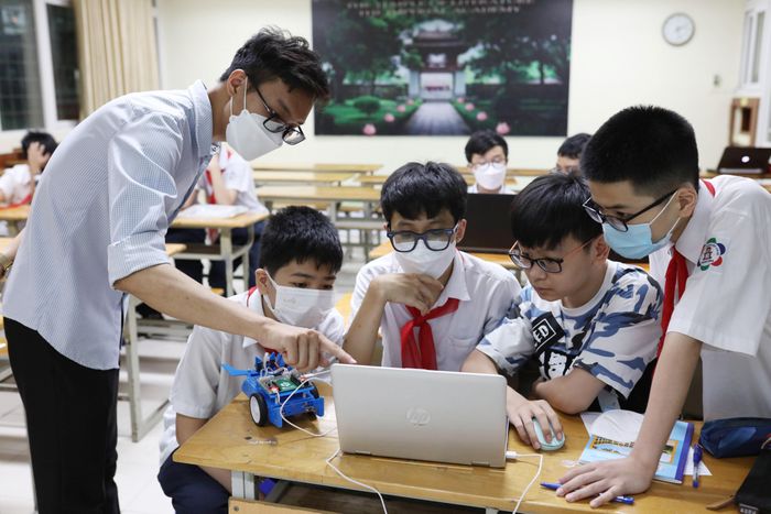 Học sinh chuẩn bị năm học mới: Phụ huynh lo gánh các khoản thu-1