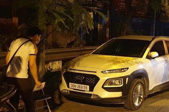 Bỏ chạy sau khi tông chết người, tài xế ô tô ở Hà Nội bị người dân bắt về
