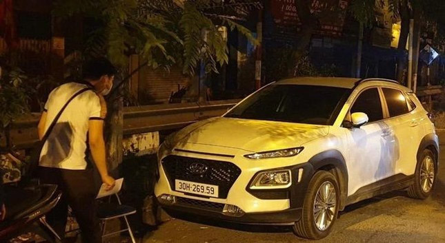 Bỏ chạy sau khi tông chết người, tài xế ô tô ở Hà Nội bị người dân bắt về-1