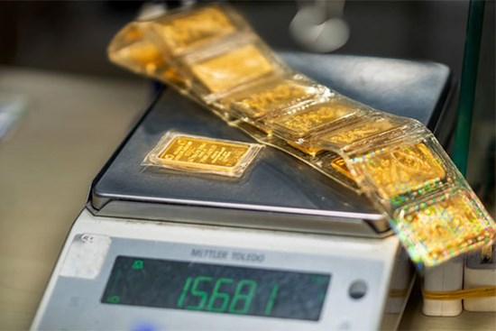 Giá vàng hôm nay 29/8: Áp lực giảm giá đè nặng