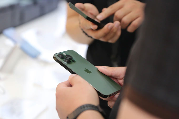 Giá iPhone 13 giảm về đáy trước ngày iPhone 14 ra mắt-1