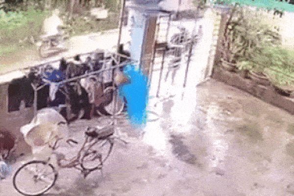 Tài xế nhảy qua cửa sổ để kéo phanh ngăn chiếc xe trôi tự do-1