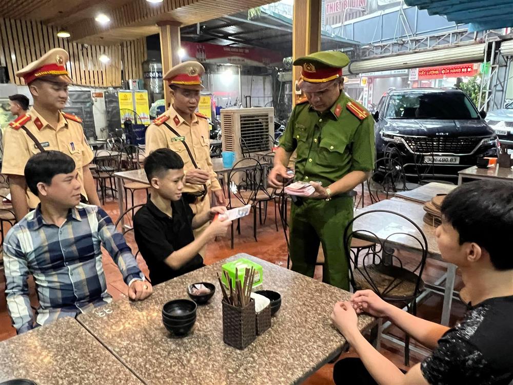 Tranh cãi việc thí điểm đưa người nhậu say về nhà miễn phí-1