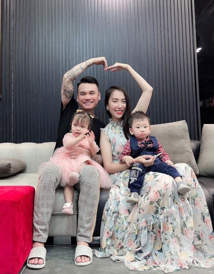 Bị réo gọi khi bà xã đăng ảnh tìm tung tích gái lạ, phía Khắc Việt nói gì?-4