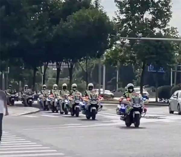 Cảnh sát giao thông điều dàn môtô khủng hộ tống bé gái bị ung thư đi quanh thành phố-1