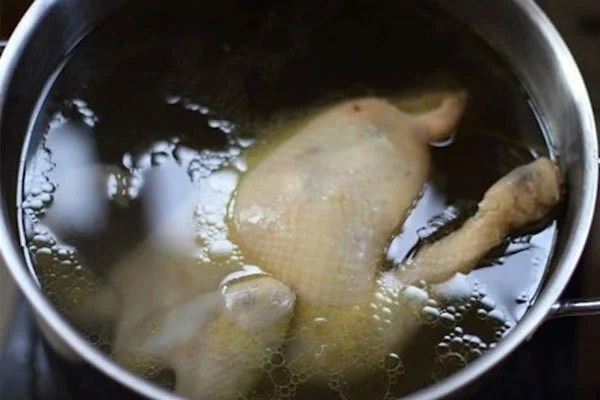 Luộc gà nên để úp hay ngửa mới đúng: Đa số làm sai khiến thịt gà không sống thì nát, ăn không ngon-1