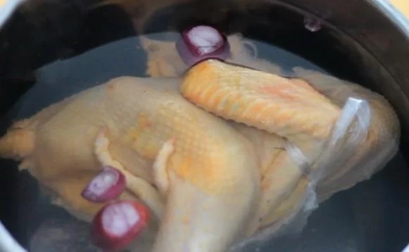 Luộc gà nên để úp hay ngửa mới đúng: Đa số làm sai khiến thịt gà không sống thì nát, ăn không ngon-2