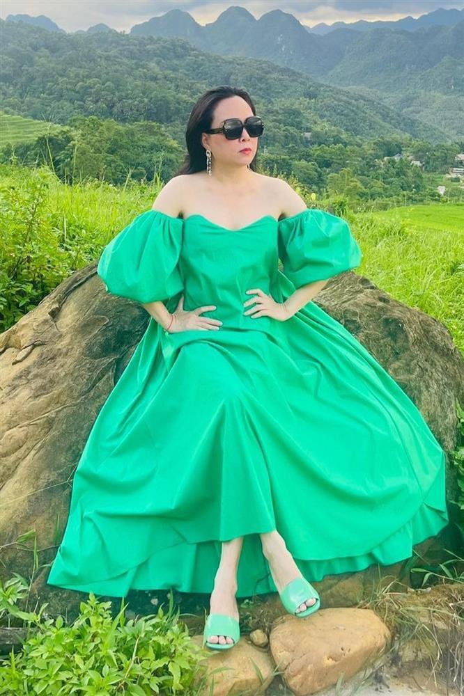 Phượng Chanel u mê những chiếc váy trễ vai như sắp tụt-1