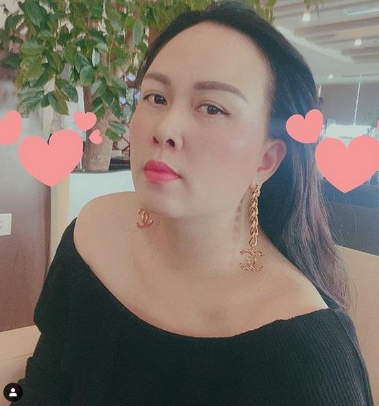 Phượng Chanel u mê những chiếc váy trễ vai như sắp tụt-2