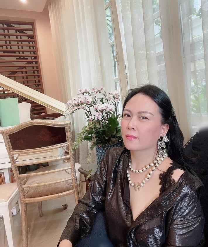 Phượng Chanel u mê những chiếc váy trễ vai như sắp tụt-5