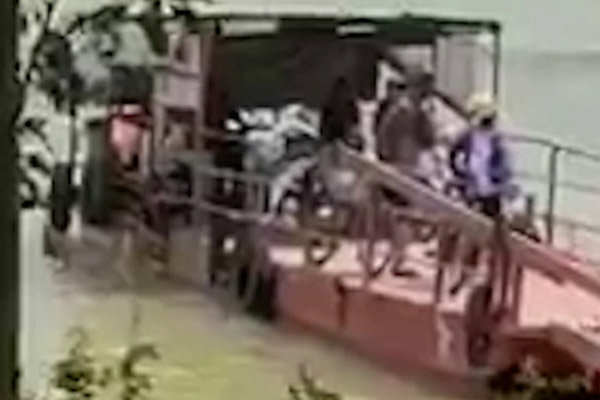 Khiếp vía với kẻ ngáo đá dùng búa đập tiệm vàng ở Tam Kỳ-2