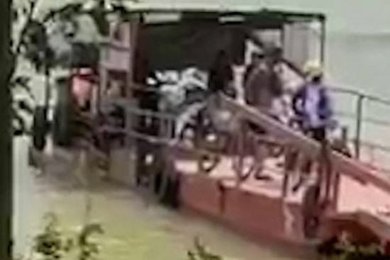 Đồng Nai: Xác minh làm rõ clip bé trai 12 tuổi lái phà chở khách qua sông