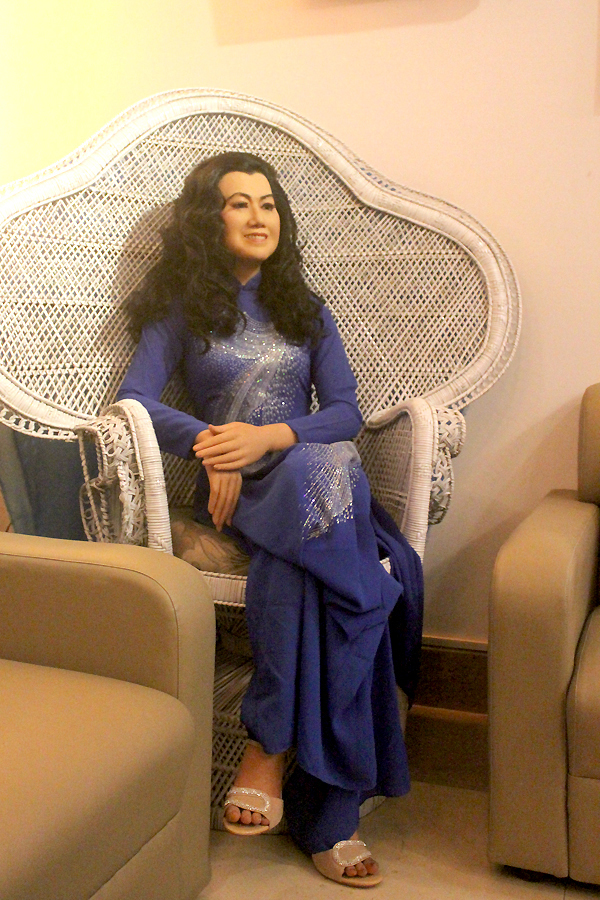 Bức tượng trong ngôi nhà hơn 50 năm tuổi trưng bày hàng trăm tượng Phật của NSND Kim Cương có gì đặc biệt?-5