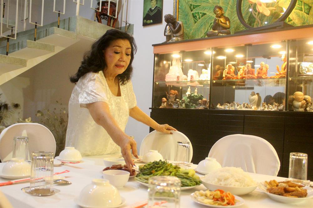 Bức tượng trong ngôi nhà hơn 50 năm tuổi trưng bày hàng trăm tượng Phật của NSND Kim Cương có gì đặc biệt?-15