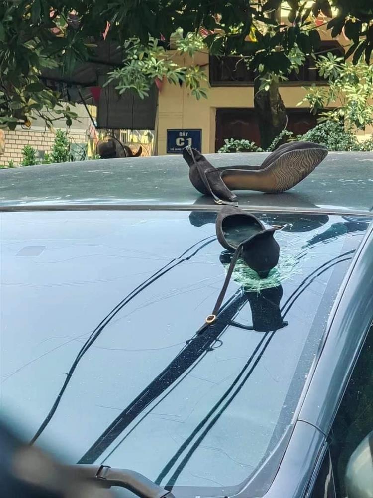 Hoàng tử tìm lọ lem phiên bản đời thật: Hình ảnh đế giày cao gót xuyên thủng kính xe ô tô khiến dân tình sởn gai ốc-2