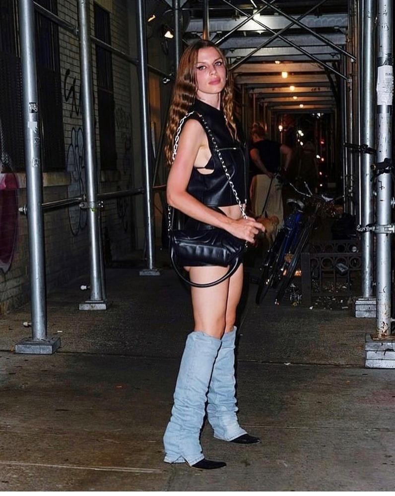 Mốt giày ống quần jeans kỳ quặc thành hot trend mùa thu-4