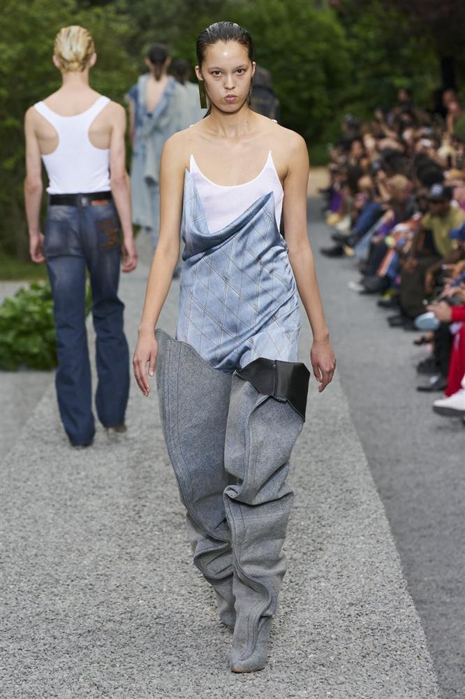 Mốt giày ống quần jeans kỳ quặc thành hot trend mùa thu-7