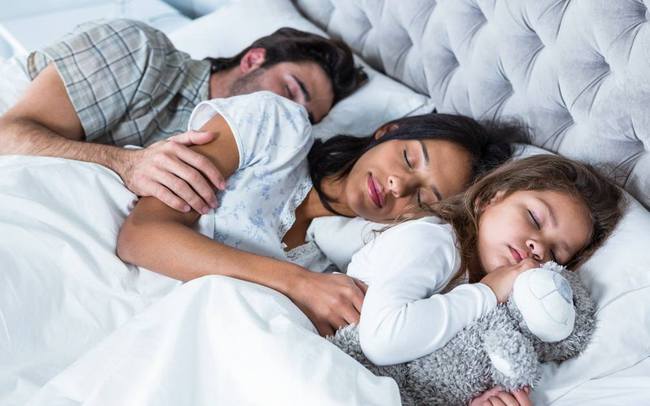 Vì sao trẻ cần ngủ riêng phòng với bố mẹ trước 5 tuổi, 8 bí quyết vàng giúp con thiết lập thói quen không ngủ chung!-1